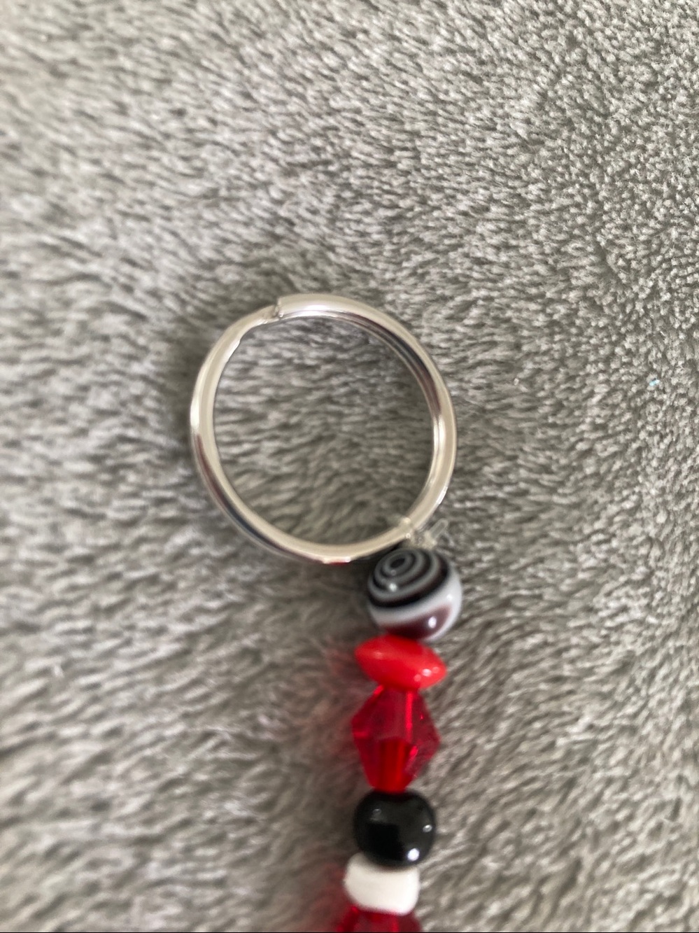 Red, black, white beaded keychain - Picture 4 of 4